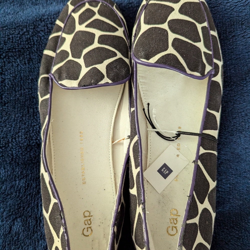 GAP slip on giraffe print shoes